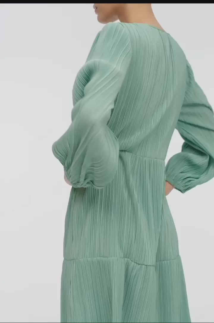 LWomen’s Long Sleeve Pleated Dress